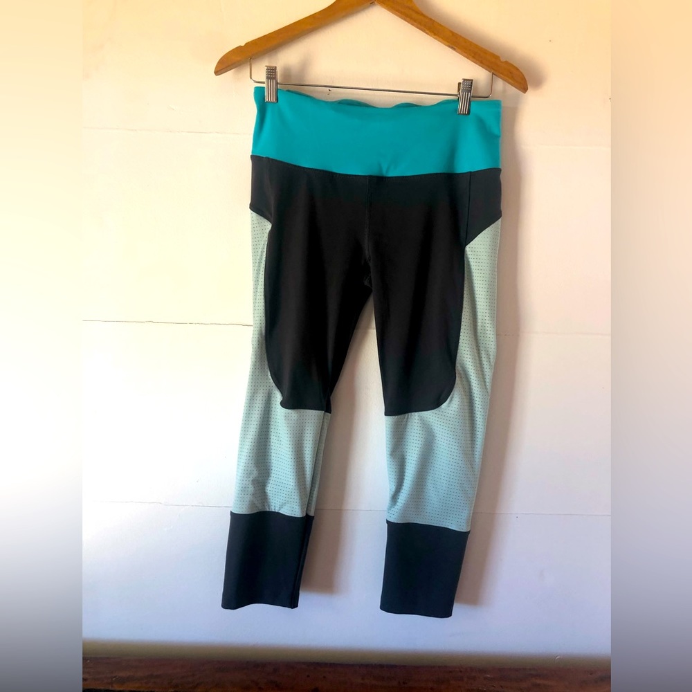 Victoria’s Secret Sport knockout capri leggings Women’s M Gym Running